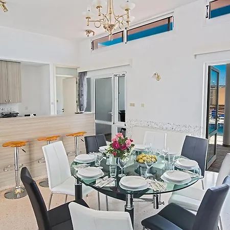 Villa Mavris - Lovely 4 Bedroom With Private Pool In