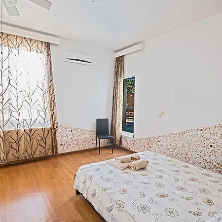 Mavris - Lovely 4 Bedroom With Private Pool In Ayia Napa